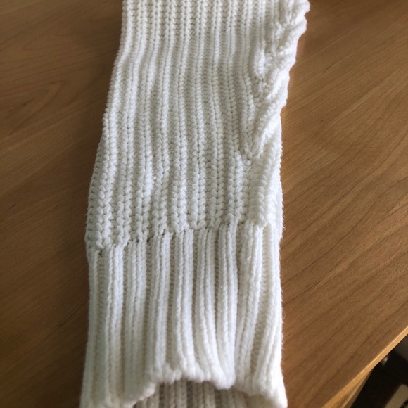 Oversized White Hollister Knit Sweater - Picture 4 of 5